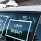 Sopir taksi Perancis, yang mogok, memblokir lalu lintas di jalan lingkar Paris selama protes terhadap mobil layanan Uber, Perancis, Kamis (25/6/2015). Para supir memprotes layanan Online taksi Uber. (REUTERS/Charles Platiau)