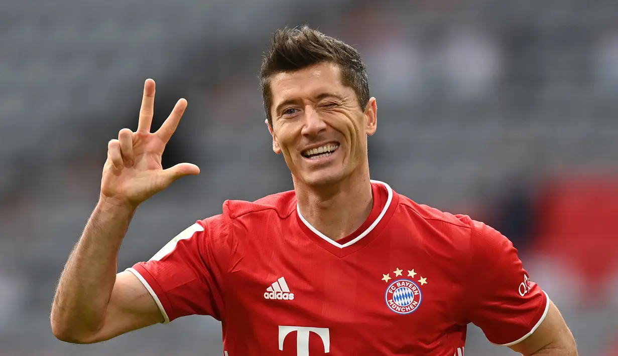 Robert Lewandowski telah menghabiskan tujuh tahun bersama Bayern Munchen mengarungi laga-laga bergengsi sejak didatangkan dari Borrusia dortmund dengan status bebas transfer. Dalam 239 penampilannya di semua laga, Ia mampu membukukan 294 gol dan 65 assist. (Foto: AFP/Pool/Christof Stache)