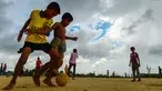 Anak-anak Rohingya bermain sepak bola di kamp pengungsi Kutupalong di Ukhia, Bangladesh, 19 Juli 2018. Piala Dunia 2018 mungkin sudah berakhir, namun demam pesta akbar sepak bola itu masih terasa di kamp pengungsi terbesar di dunia. (AFP/Munir UZ ZAMAN)