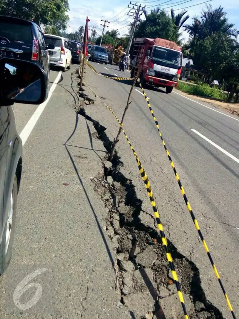 20161208-Gempa Sebabkan Jalan Retak di Pidie Jaya Aceh-Aceh