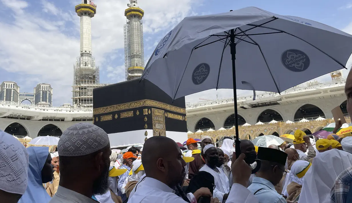 <p>Tawaf ifadah merupakan salah satu rukun haji sehingga tidak boleh ditinggalkan karena dapat membatalkan haji. Tawaf ifadah disebut juga tawaf rukun. (AP Photo/Amr Nabil)</p>