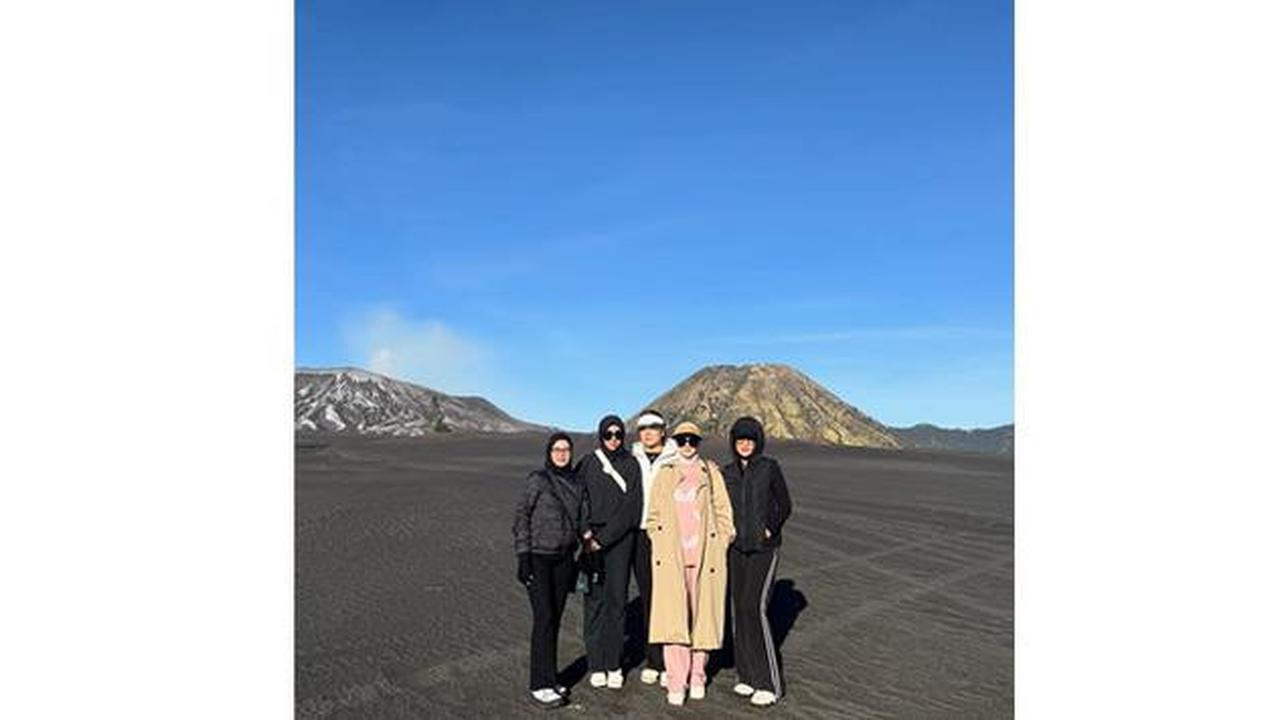 5 Gaya Kasual Mulan Jameela saat Liburan di Bromo, Outer dan Topi Visor Senada