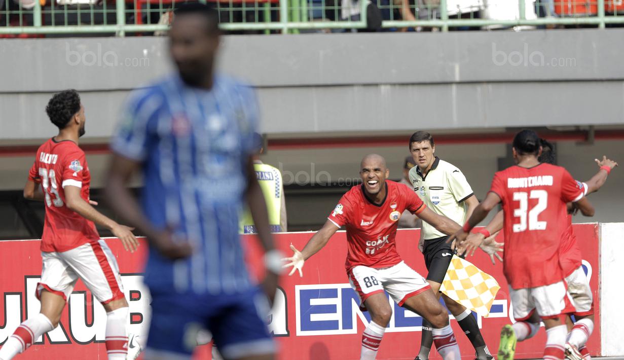 Striker Persija, Reinaldo, melakukan selebrasi usai mencetak gol ke gawang Persiba pada laga Liga 1 di Stadion Patriot, Bekasi, Jumat  (12/8/2017). Persija menang 2-0 atas Persiba. (Bola.com/M Iqbal Ichsan)