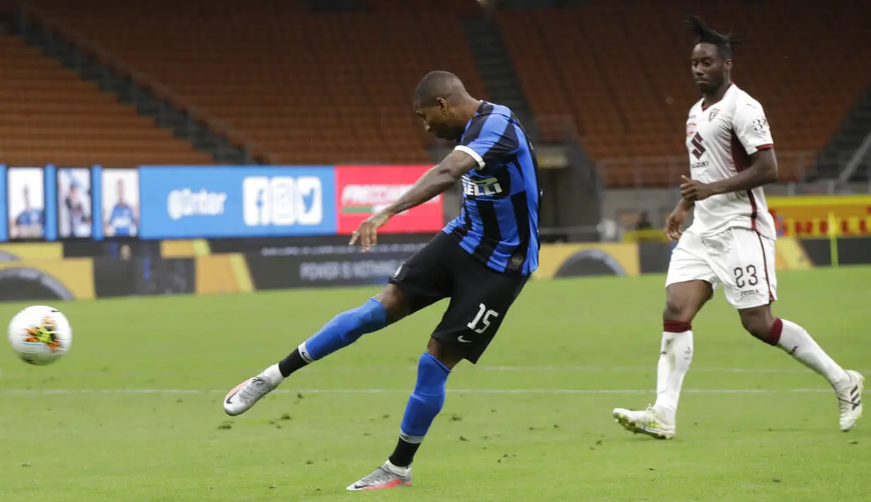 Bek Inter Milan, Ashley Young, mencetak gol ke gawang Torino pada laga Serie A di Stadion Giuseppe Meazza, Senin (13/7/2020). Inter Milan menang 3-1 atas Torino. (AP Photo/Luca Bruno)