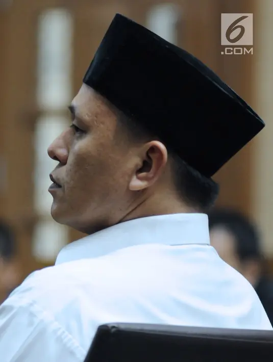 Bupati Lampung Tengah nonaktif, Mustafa menyimak pembacaan dakwaan oleh JPU di Pengadilan Tipikor, Jakarta, Senin (14/5). Mustafa didakwa menyuap beberapa anggota DPRD Lampung Tengah periode 2014-2019. (Liputan6.com/Helmi Fithriansyah)