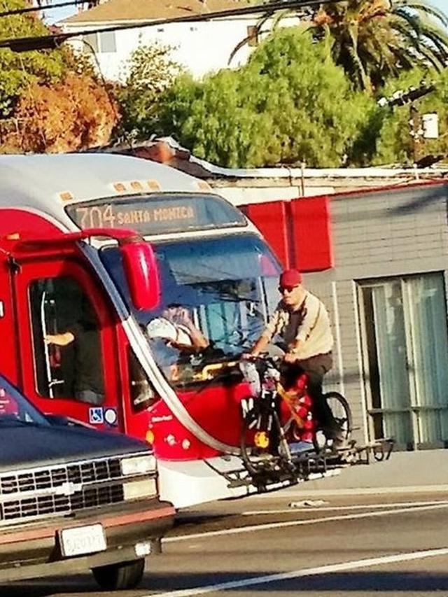 Bikin Ngeri, Ini 5 Potret Orang Absurd Saat Numpang di Depan Kendaraan