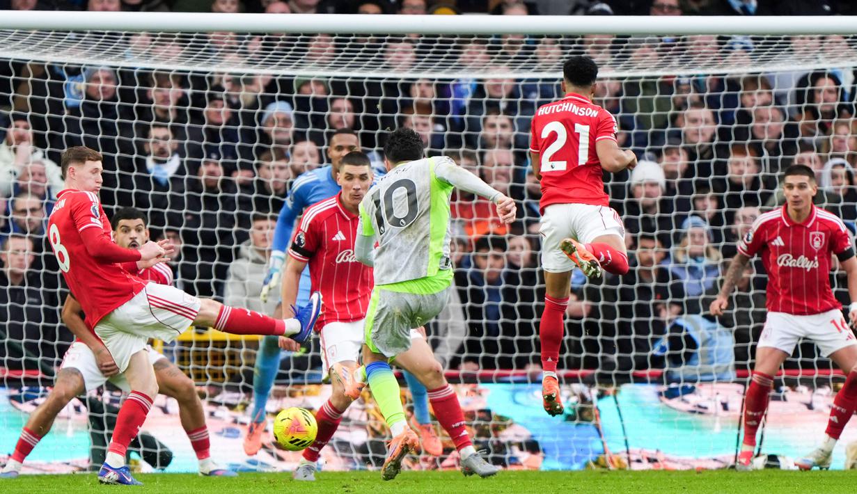 Pemain Manchester City, Rayan Cherki, mencetak gol ke gawang Nottingham Forest pada laga pekan ke-18 Premier League di Stadion The City Ground, Sabtu (27/12/2025). (Joe Giddens/PA via AP)