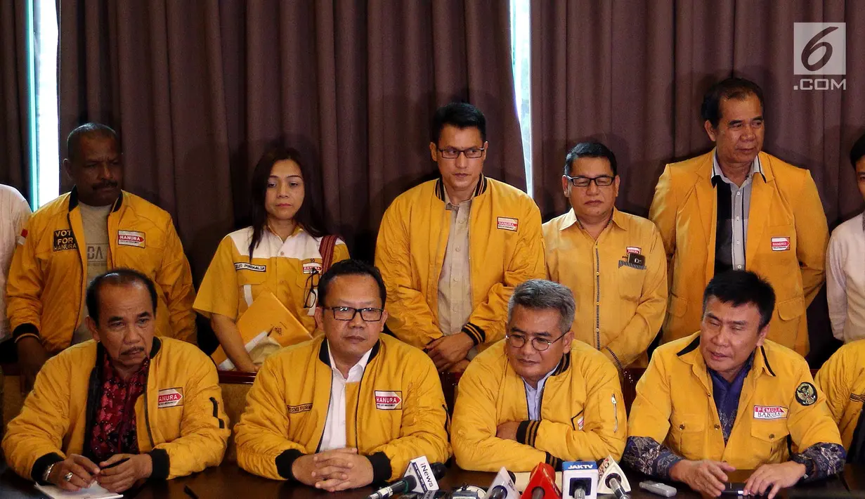 Pengurus Hanura 'Ambhara' memberi keterangan di Jakarta, Jumat (26/1). Selain meminta Hanura 'Manhattan' kembali mengangkat Sarifuddin Sudding sebagai sekjen, Hanura 'Ambhara' juga minta OSO kembali jadi Ketua Umum DPP Hanura. (Liputan6.com/JohanTallo)