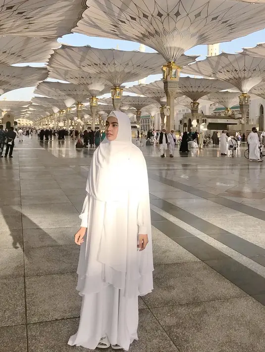 "smp dibandara aku tetap pake karena nyaman aja tp Sedih dan miris sekali karena sampai dibandara saya masuk di security check (Lolos karena tidak ada bunyi) tp koper saya diperiksa secara random," tulisnya dalam curhatnya. (Instagram/kartikaputriworld)