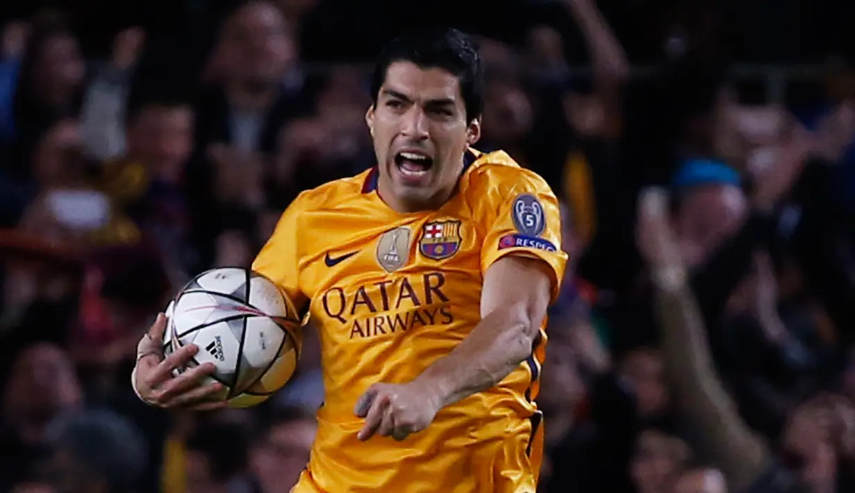 Penyerang Barcelona, Luis Suarez melakukan selebrasi usai mencetak gol kegawang Atletico Madrid pada leg pertama perempat final Liga Champions di Camp Nou, Spanyol (6/4). Barcelona menang atas Atletico Madrid dengan skor 2-1. (Reuters/Sergio Perez) 