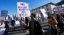 Pengunjuk rasa menggelar aksi di luar konferensi OpenAI DevDay 2026 di San Francisco, Amerika Serikat, Selasa (29/9/2026). (AP Photo/Jeff Chiu)