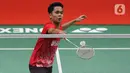 Pebulutangkis Indonesia, Anthony Sinisuka Ginting mengembalikan kok ke arah Tommy Sugiarto saat laga babak kedua tunggal putra Indonesia Masters 2020 di Istora GBK, Jakarta, Kamis (16/1/2020). Anthony Sinisuka Ginting unggul 21-16 21-15 dan melaju ke perempat final. (Liputan6.com/Helmi Fithriansyah)