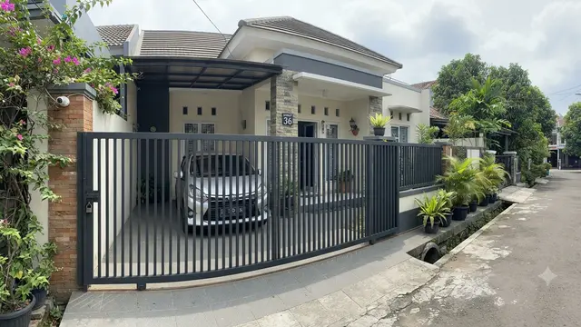 Inspirasi Pagar Geser untuk Rumah Tipe 36 dengan Carport 1 Mobil yang Aman dari Maling Model Full Besi Susunan Rapat