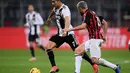 Aksi Cristiano Ronaldo mencoba melewati pemain AC Milan, Fabio Borini pada lanjutan laga serie a yang berlangsung di stadion San Siro, Milan (12/11). Juventus menang 2-0. (AFP/Marco Bertorello)