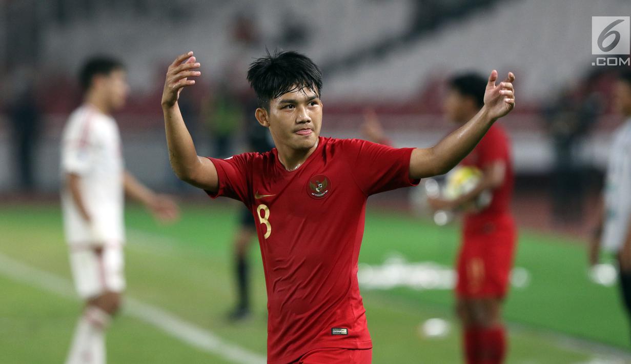 Pemain Timnas Indonesia U-19, Witan Sulaeman meminta dukunga suporter saat melawan Uni Emirat Arab U-19 pada penyisihan Grup A Piala AFC U-19 2018 di Stadion GBK, Jakarta, Rabu (24/10). Indonesia unggul 1-0. (Liputan6.com/Helmi Fithriansyah)