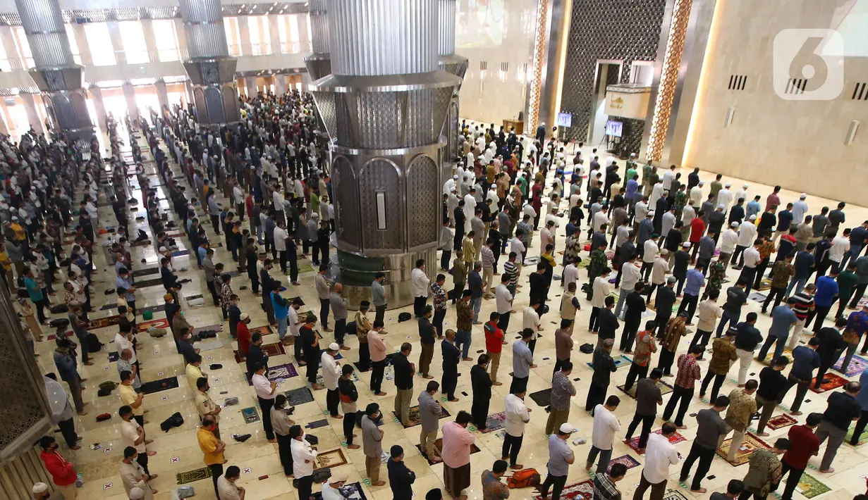 Jemaah melaksanakan ibadah salat Jumat di Masjid Istiqlal, Jakarta, Jumat (11/2/2022). Di tengah lonjakan kasus Covid-19 di DKI, Masjid Istiqlal melakukan pembatasan jumlah jemaah maksimal 50 persen serta jam operasional pengunjung untuk shalat. (Liputan6.com/Herman Zakharia)
