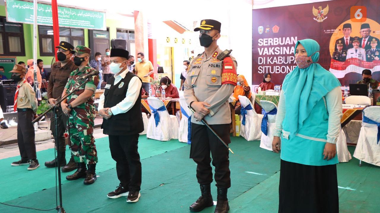 Bupati Situbondo Karna Suwandi (tengah) saat acara vaksinasi serentak di Situbondo. (Hermawan Arifianto/Liputan6.com).