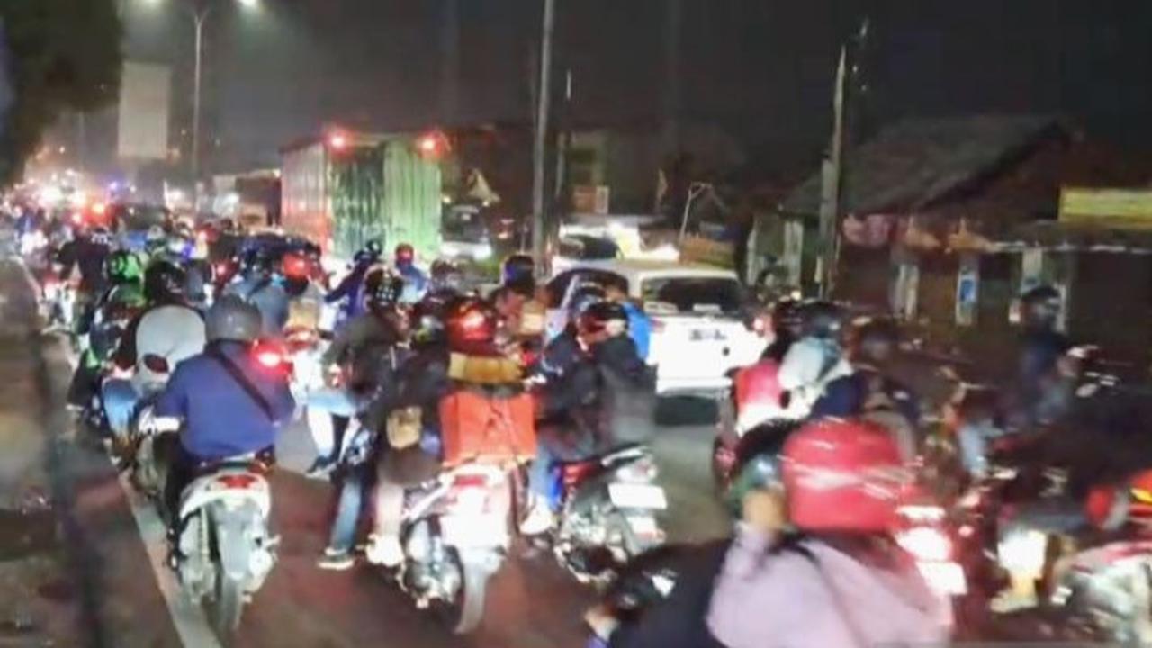 Arus Mudik Lebaran 2025, Pemudik Bermotor Keluhkan Kondisi Jalur Berlubang di Karawang
