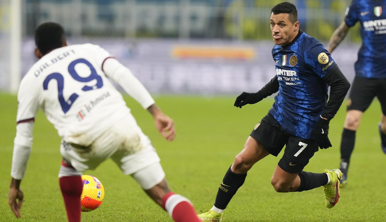 Inter Milan memperoleh peluang pertama di menit ke-20. Sontekan Alexis Sanchez usai menerima umpan Lautaro Martinez masih terlalu pelan dan mampu dibuang bek Cagliari. (AP/Luca Bruno)