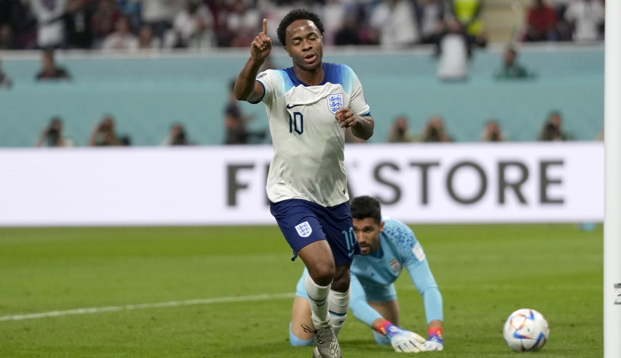 Di saat injury time babak pertama, Timnas Inggris kembali menambah keunggulan menjadi 3-0 lewat gol Raheem Sterling. Pemain milik Chelsea tersebut berhasil memanfaatkan umpan silang Harry Kane dari sektor kiri pertahanan Iran. (AP/Frank Augstein)