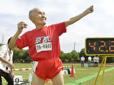 Hidekichi Miyazaki, kakek berusia 105 tahun asal Jepang berhasil mencetak rekor lari 100 meter waktu 42,22 detik dan tercatat oleh Guinness World Records pada 23 September 2015.(REUTERS/Kyodo)