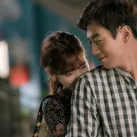 Pelukan Park Shin Hye dan Kim Rae Won di drama Doctors. (Foto: twitter)