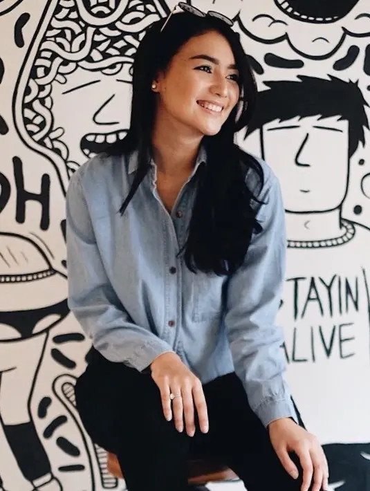 Coba lihat, style Ciki yang satu ini sangat sederhana. Ia hanya memakai celana hitam dengan atasan kemeja denim. Rambutnya pun dibiarkan terurai dengan kacamata hitam yang disampirkan di atas kepalanya. (Instagram/citraciki)