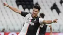 Striker Juventus, Cristiano Ronaldo, melakukan selebrasi usai mencetak gol ke gawang Lazio pada laga Serie A di Stadion Allianz, Turin, Senin (20/7/2020). Juventus menang 2-1 atas Lazio. (Marco Alpozzi/LaPresse via AP)