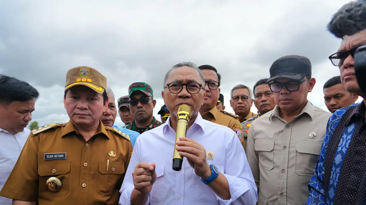Menteri Koordinator (Menko) Bidang Pangan Zulkifli Hasan (Zulhas) saat melakukan Kick Off Panen Raya di Seri Menanti, Banyuasin, Sumatera Utara, Senin (13/1/2025).