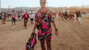 <p>Vidi Aldiano turut hadir di Coachella 2022. Suami Sheila Dara ini membuat statement dengan penampilannya yang bold dengan setelan serta jaket full motif bernuansa hitam dan hot pink. (Instagram/vidialdiano).</p>