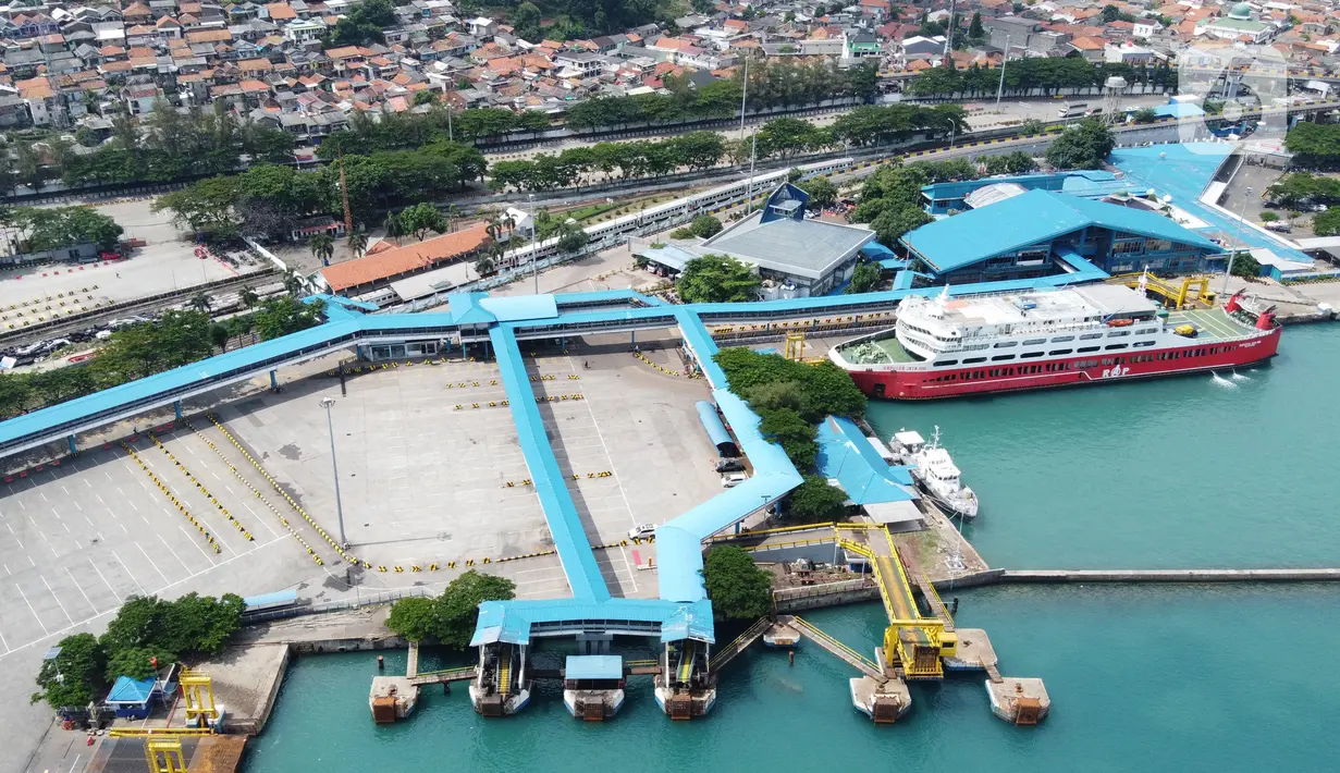 Suasana Pelabuhan Merak yang sepi aktivitas di Banten, Senin (18/5/2020). Akibat larangan mudik dan pemberlakuan PSBB (Pembatasan Sosial Berskala Besar) aktivitas di Pelabuhan Merak makin sepi dan hanya melayani penyeberangan truk pengangkut barang kebutuhan pokok. (Liputan6.com/Angga Yuniar)