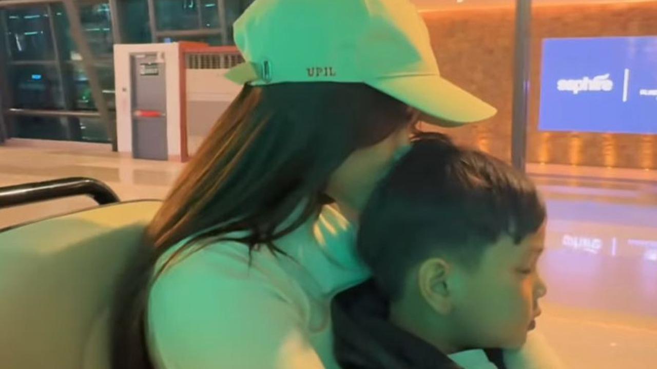 Fuji Tak Malu Peluk dan Cium Gala Sky di Bandara, Akrab Seperti Ibu Anak