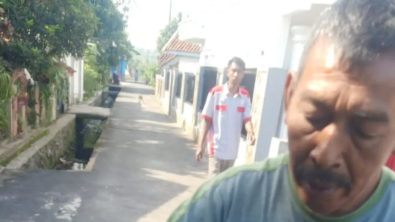 Suripto (58), salah satu korban serangan monyet liar di Desa Wanakerta, Kecamatan Cibatu, Garut, Jawa Barat, mengalami luka di bagian tangan sebelah kanan. (Liputan6.com/Jayadi Supriadin)