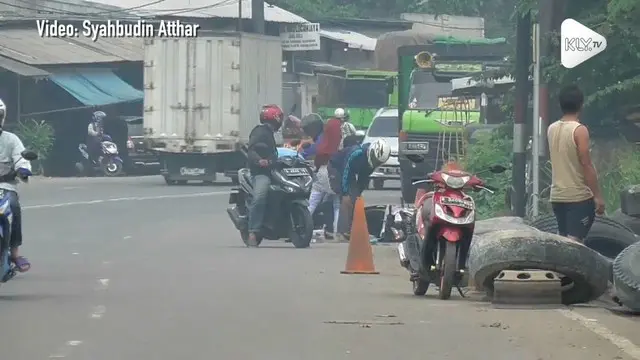 Sebuah motor malah tabrakan saat memutar arah karena menghindari razia kendaraan di Tangerang Selatan, Banten.