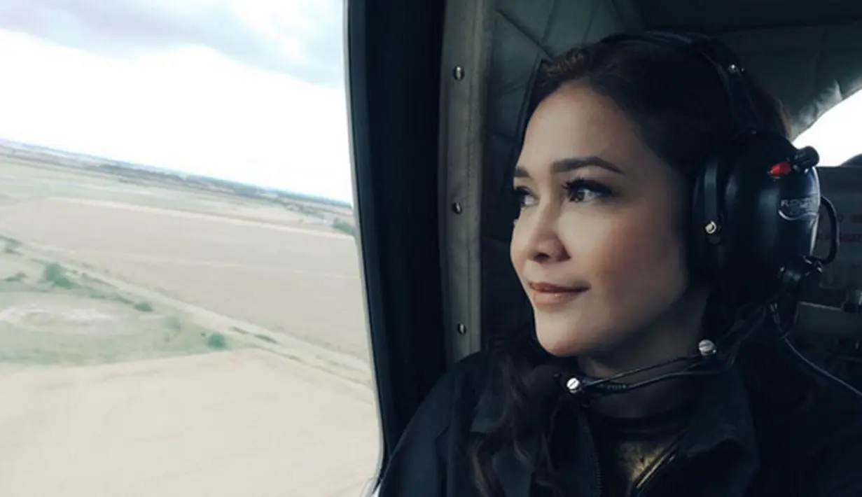 Satu bulan lalu, Maia baru saja melakukan perjalanan ke Monaco dan kini ia kembali terbang ke Eropa dan mengunjungi Dijon Air Base, Perancis. Terlihat dari beberapa foto yang di Instagramnya, Maia berada di pesawat. (Instagram/maiaestiantyreal)