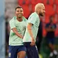 Pemain Brasil Neymar (kanan) dan Rodrygo saat sesi latihan di Stadion Grand Hamad, Doha, Qatar, 8 Desember 2022. Brasil akan menghadapi Kroasia dalam pertandingan perempat final Piala Dunia 2022 pada 9 Desember. (AP Photo/Andre Penner)