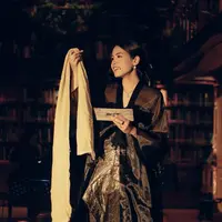 Maudy Ayunda pancarkan pesona magis saat bacakan puisi perjalanan cinta Habibie dan Ainun (@maudyayunda)