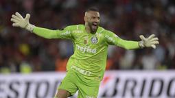 Weverton. Kiper berusia 34 tahun ini kini tengah menjalani musim ke-5 bersama Palmeiras di Liga Serie A Brasil sejak didatangkan dari Atletico Paranaense pada Januari 2018 dengan nilai transfer 500 ribu euro. Pada musim 2022 ini ia telah tampil dalam 34 laga di Liga Serie A dengan torehan 16 kali clean sheet dan hanya kebobolan 24 gol. Di Piala Dunia 2022 nanti ia akan diplot sebagai kiper ketiga setelah Alisson Becker dan Ederson Moraes. Hingga kini ia telah mengoleksi 8 caps bersama Tim Samba sejak melakukan debut pada 26 Januari 2017. (AFP/Juan Mabromata)