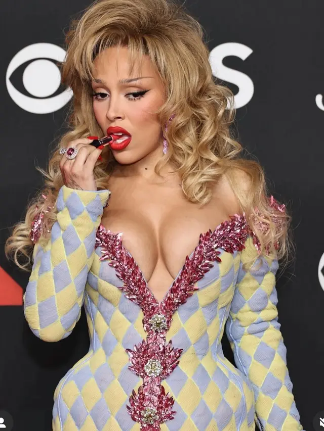 Doja Cat tampil vintage di red carpet Vmas. [@dojacat]