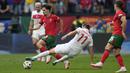 <p>Striker Timnas Turki, Yusuf Yazici (tengah) berusaha merebut bola dari penguasaan gelandang Timnas Portugal, Vitinha pada laga matchday kedua Grup F Euro 2024 Westfalenstadion, Dortmund, Jerman, Sabtu (22/6/2024). (AP Photo/Darko Vojinovic)</p>