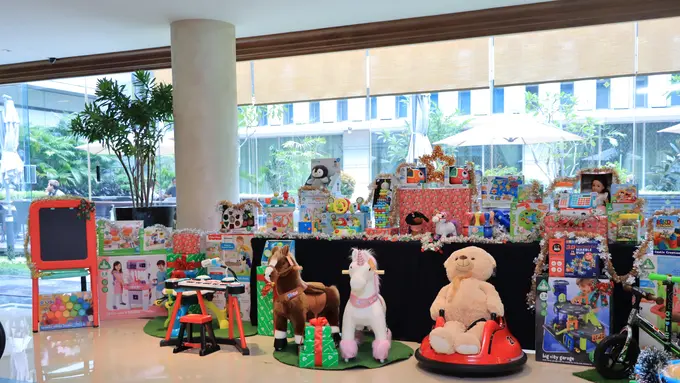 Bangun Simpati dan Empati pada Anak dengan Budaya Memberikan Hadiah di Akhir Tahun