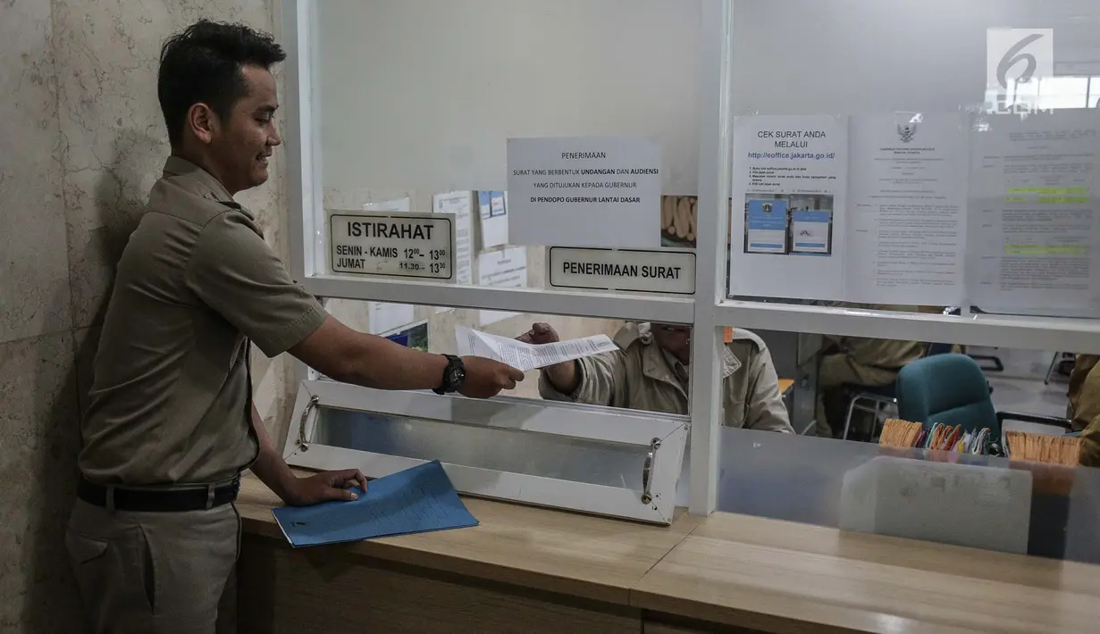 Sejumlah Pegawai Negeri Sipil (PNS) Pemprov DKI Jakarta berakitivitas di Balaikota, Jakarta, Senin (10/6/2019). PNS kembali berdinas di masing-masing instansinya pada hari pertama kerja usai libur nasional dan cuti bersama Hari Raya Idul Fitri 1440 H. (Liputan6.com/Faizal Fanani)