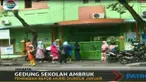 Para orang tua hanya bisa berada di luar sekolah karena belum menerima imbauan resmi terkait diundurnya pengambilan raport tersebut.
