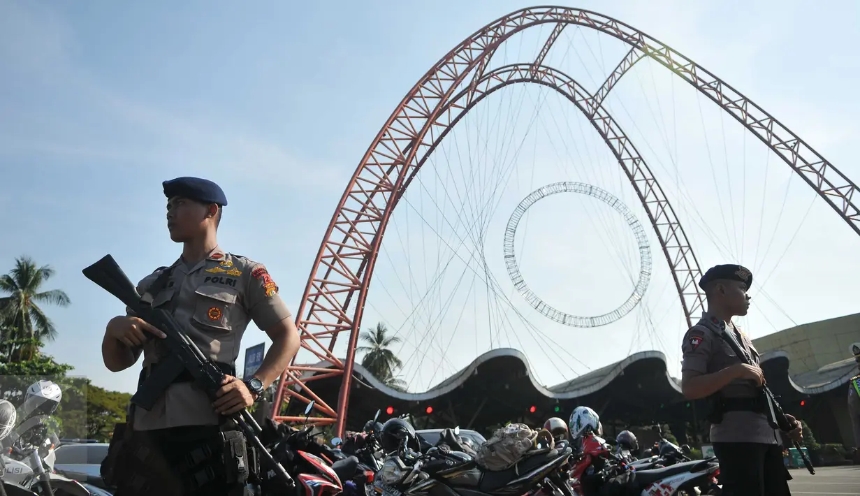 Polisi bersenjata lengkap berjaga usai mengikuti apel persiapan pengamanan KLB PSSI di dalam kawasan Ancol, Jakarta, Rabu (3/8). Pihak kepolisian berencana melakukan filterisasi dan pengamanan massa di seluruh 6 pintu masuk. (Liputan6.com/Gempur M Surya)