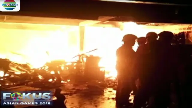 Delapan mobil pemadam kebakaran dikerahkan untuk memadamkan api dan satu jam kemudian petugas baru bisa memadamkan api.