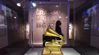 Orang-orang mengunjungi Museum Grammy pada hari pertama dibuka kembali setelah lebih dari setahun ditutup akibat COVID-19 di Los Angeles, Jumat (21/5/2021). Mulai 15 Juni, California akan mencabut sebagian besar pembatasan pandemi, termasuk jarak sosial dan penggunaan masker. (Frederic J. BROWN/AFP)