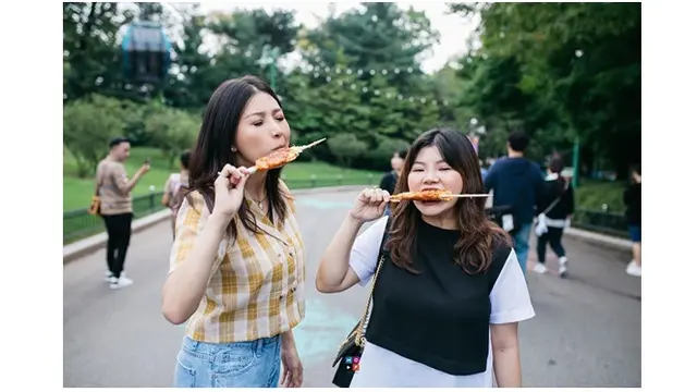 Sarwendah dan sang adik membagikan momen seru keduanya saat liburan bersama di Korea Selatan.