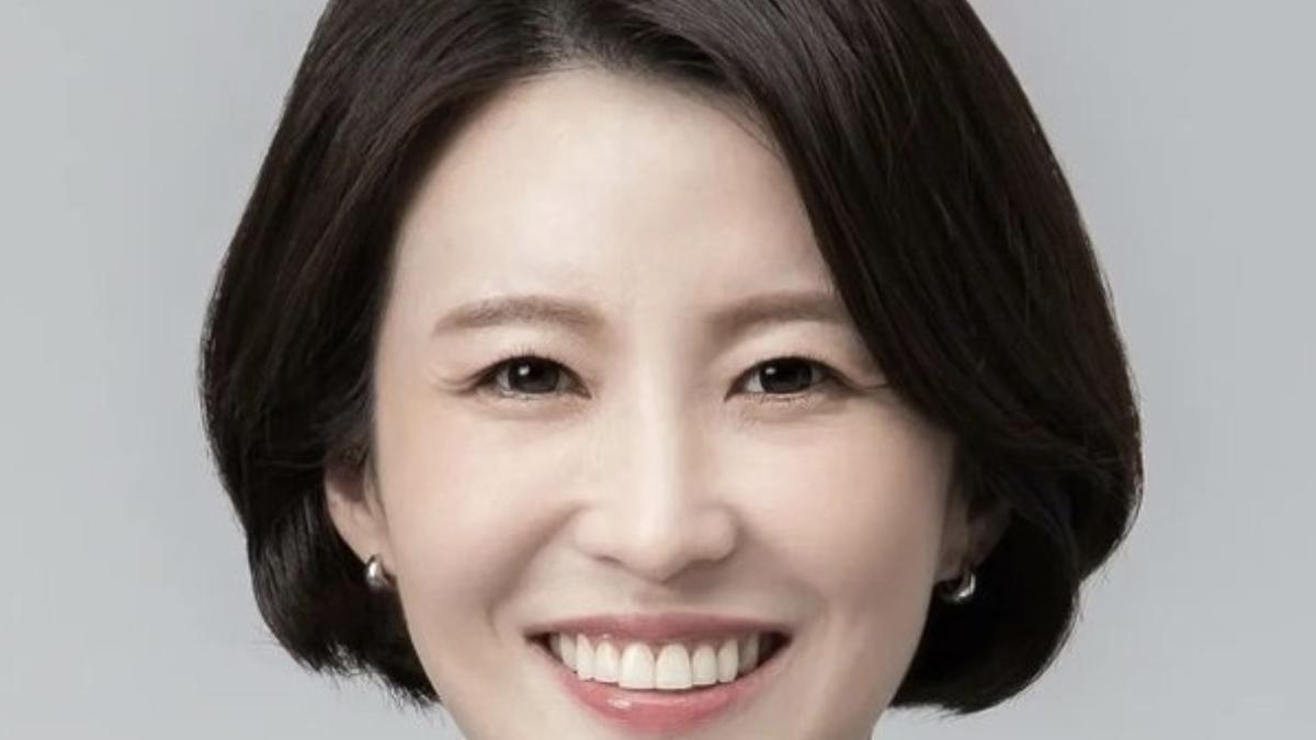 Power Dressed ala Ahn Gwi Ryeong, Politikus yang Viral Saat Demo Darurat Militer Korsel