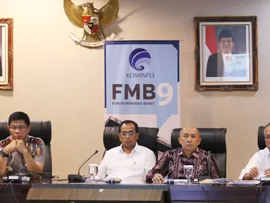 Ki-ka: Kakorlantas Mabes Polri Irjen Royke Lumowa, Menhub Budi Karya Sumadi, Kepala Staf Kepresidenan Teten Masduki dan Menteri PUPR Basuki Hadimuljono saat menjelaskan hasil Mudik 2017 di Jakarta, Kamis (6/7). (Liputan6.com/Angga Yuniar)