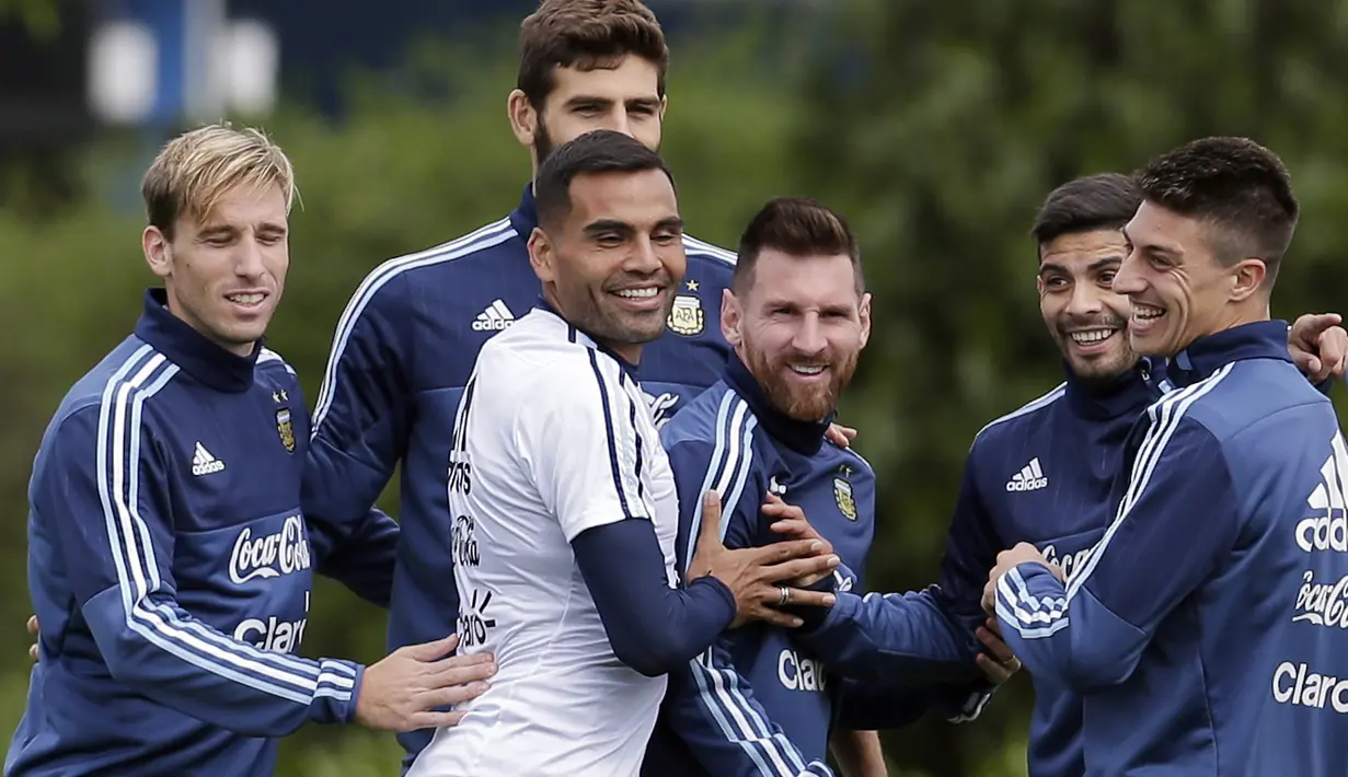 Lionel Messi (tengah) dan rekan-rekannya bercanda saat melakukan sesi latihan jelang laga kualifikasi Piala Dunia 2018 di Ezeiza, Buenos Aires, (3/10/2017).  Argentina akan melawan Peru pada 6 oktober 2017. (AP /Victor R. Caivano)
